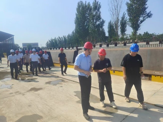 泰達(dá)品控 ▌示范促規(guī)范 觀摩促提升——公司總經(jīng)理李和軍帶隊(duì)赴河北分公司青縣南繞城道路工程項(xiàng)目現(xiàn)場開展觀摩交流活動